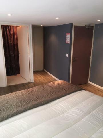 Hotel Hovi De La Mairie Aubervilliers Bagian luar foto